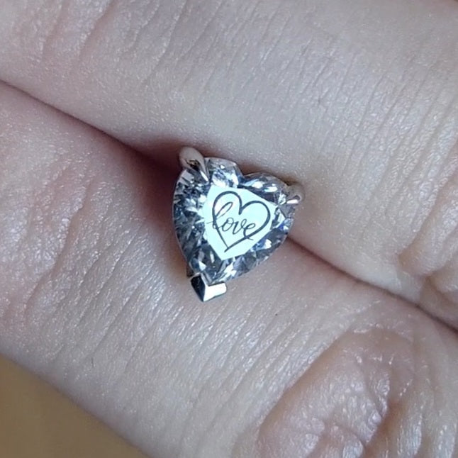 עגיל יהלום מעבדה לב עם חריטת לייזר לב Love – זהב 14 קראט צהוב/לבן/רוז גולד – עגיל ייחודי עם מסר אהוב מתנה לוולנטיין