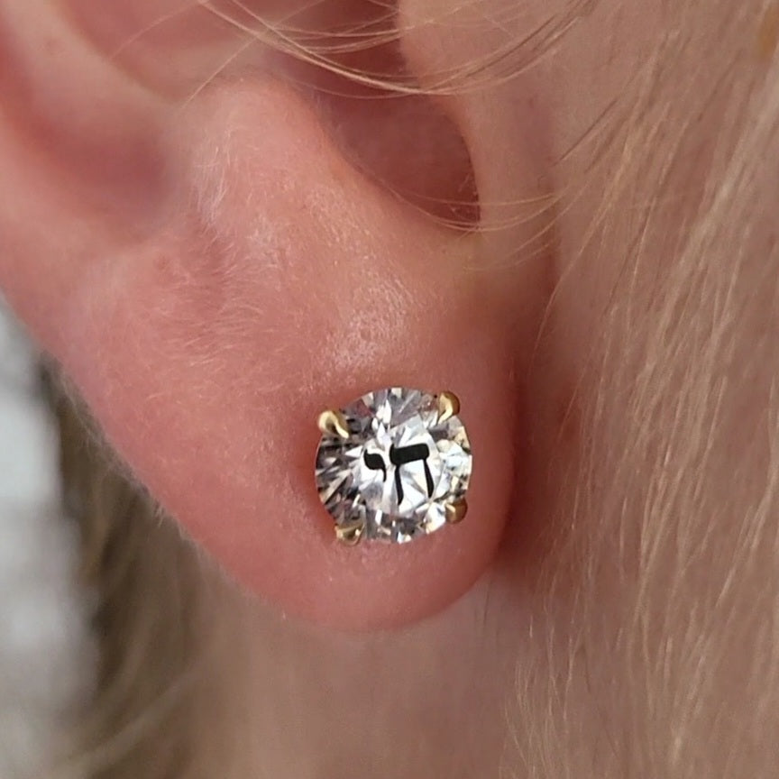 זוג עגילי אבן מוסונייט עגולים עם חריטת לייזר חי – זהב 14 קראט צהוב/לבן/רוז גולד – עגיל ייחודי עם מסר רוחני