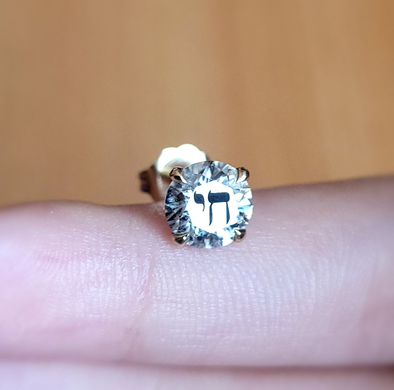 זוג עגילי אבן מוסונייט עגולים עם חריטת לייזר חי – זהב 14 קראט לבן/צהוב/רוז גולד – עגיל ייחודי עם מסר רוחני