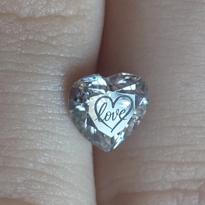 יהלום מעבדה/אבן מוסונייט עם חריטה