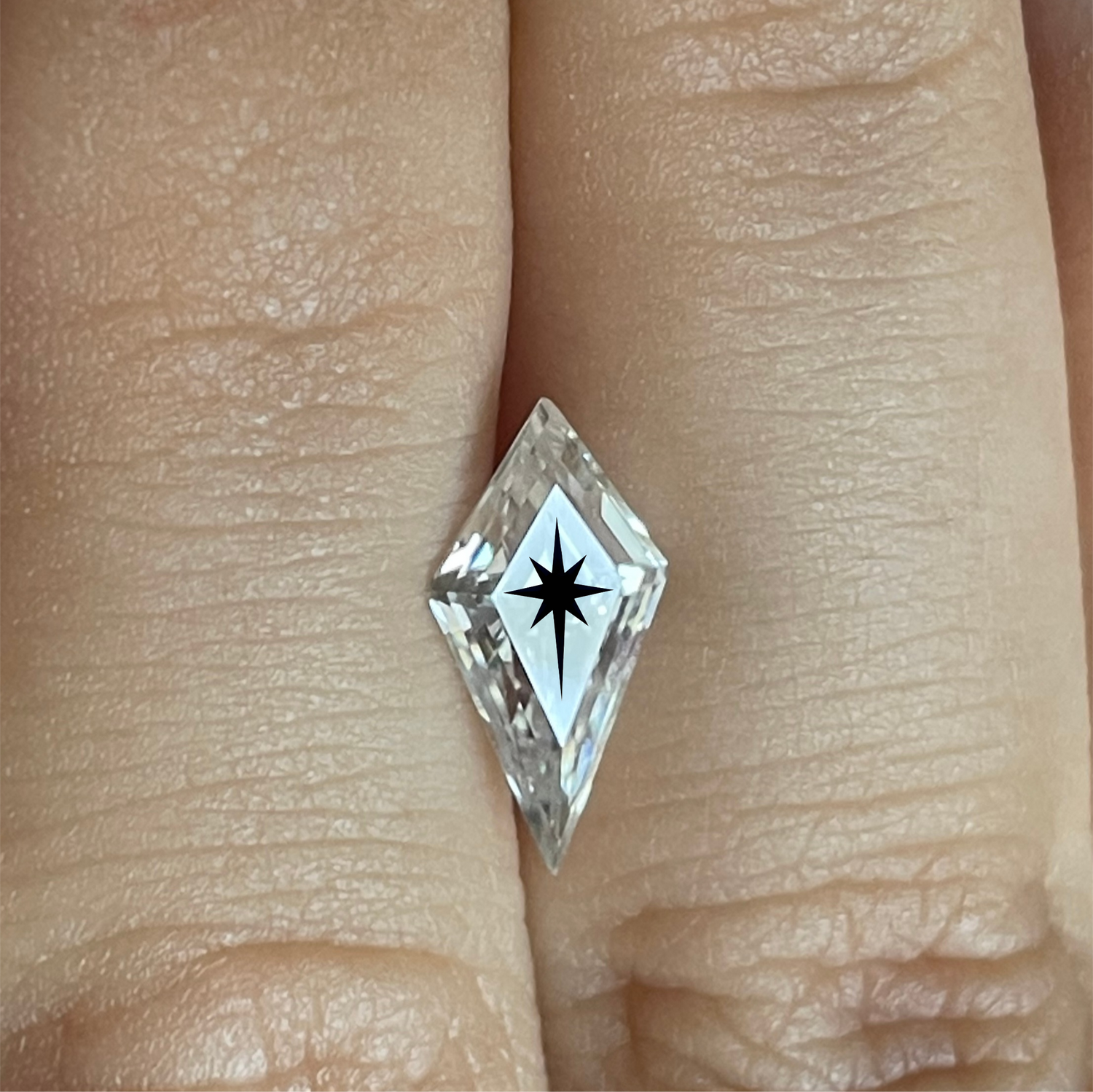 יהלום מעבדה/אבן מוסונייט עם חריטה