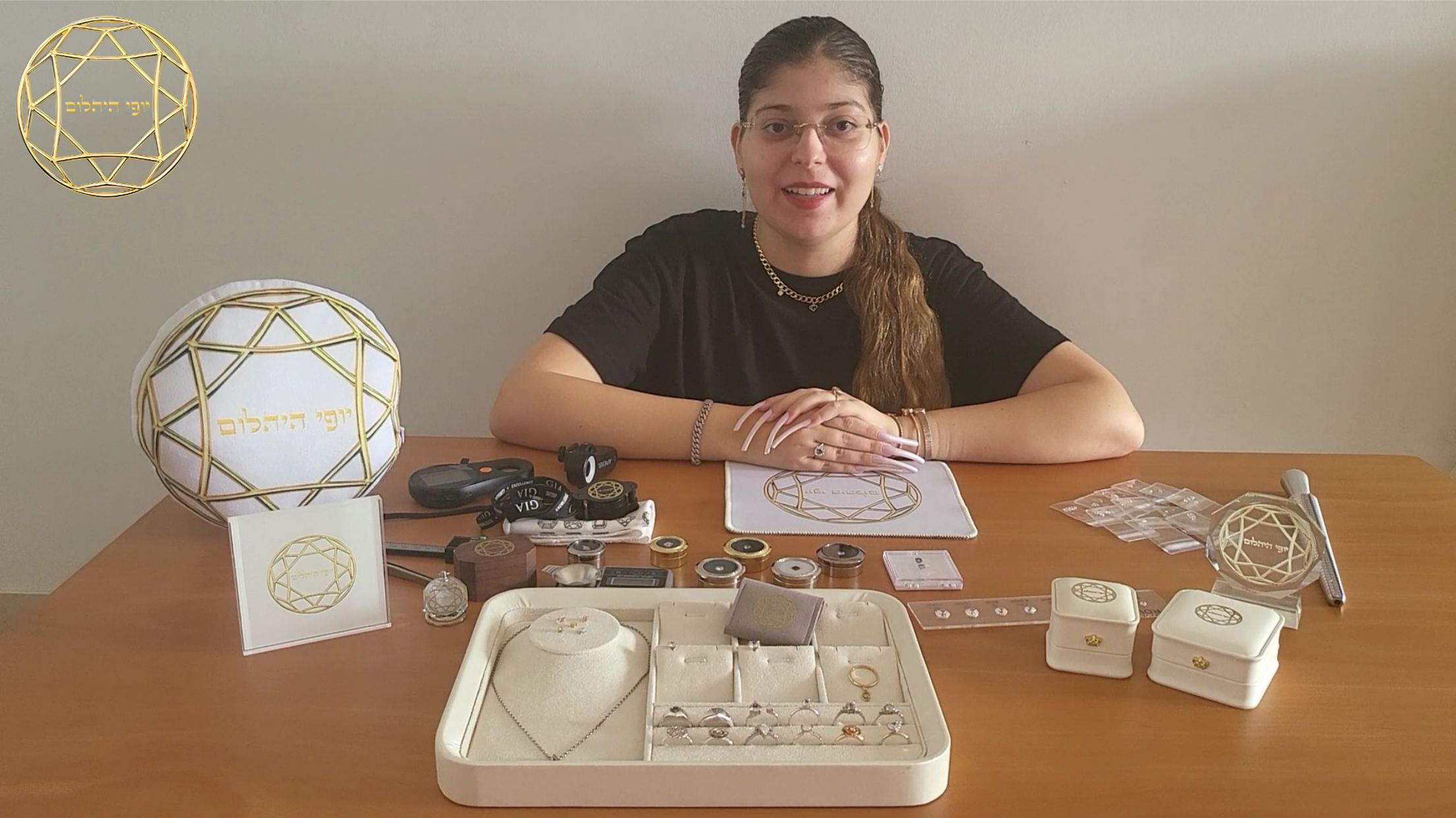 טען סרטון: יופי היהלום תכשיטי זהב וכסף עם יהלומי מעבדה ואבני מוסונייט וחריטה על גבי היהלום או האבן