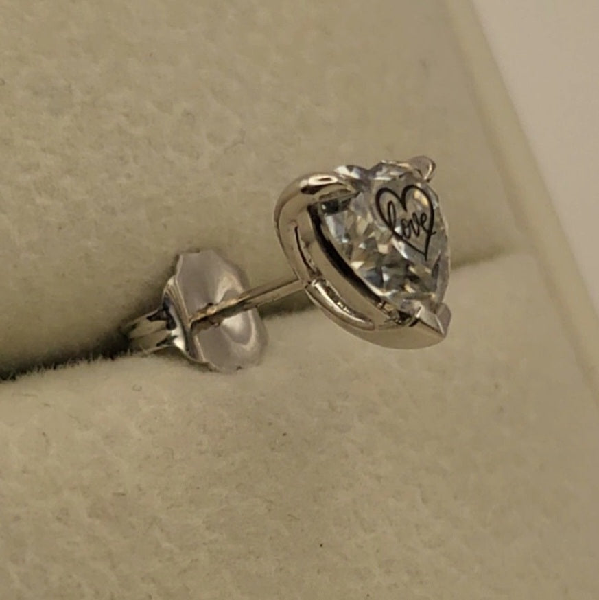 עגיל יהלום מעבדה לב עם חריטת לייזר לב Love – זהב 14 קראט צהוב/לבן/רוז גולד – עגיל ייחודי עם מסר אהוב