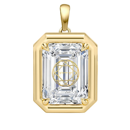 תליון יהלום מעבדה אמרלד עם חריטת לייזר בעיצוב אישי - שיבוץ בזל ציפורני חתול זהב 14 קראט צהוב/לבן/רוז גולד