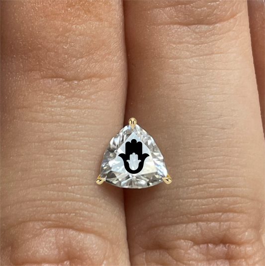 עגיל אבן מוסונייט משולש עם חריטת לייזר חמסה בחמסה – זהב 14 קראט צהוב/לבן/רוז גולד