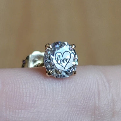 זוג עגילי מרטיני יהלום מעבדה עגול עם חריטת לייזר לב Love - זהב 14 קראט צהוב/לבן/רוז גולד