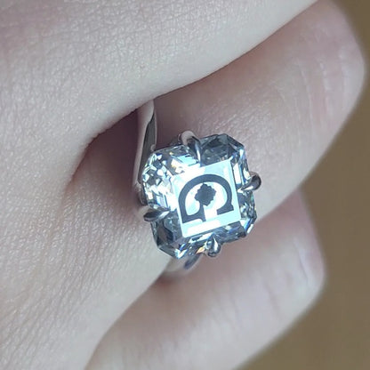 טבעת טוויסט אבן מוסונייט אשר חריטת לייזר לוגו בעיצוב אישי - כסף 925