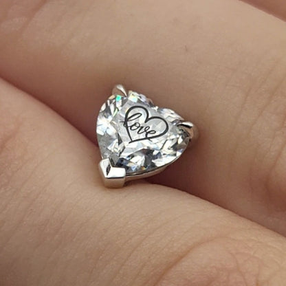 עגיל יהלום מעבדה לב עם חריטת לייזר לב Love – זהב 14 קראט צהוב/לבן/רוז גולד – עגיל ייחודי עם מסר אהוב