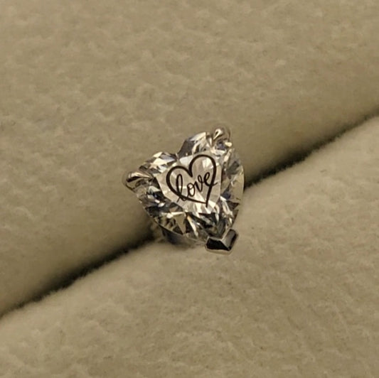 עגיל אבן מוסונייט לב עם חריטת לייזר לב Love – זהב 14 קראט צהוב/לבן/רוז גולד