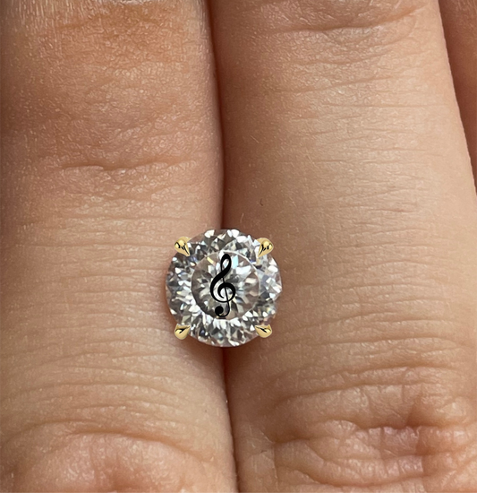 עגיל אבן מוסונייט עיגול בחיתוך מיוחד עם חריטת לייזר תו מוזיקלי – זהב 14 קראט צהוב/לבן/רוז גולד