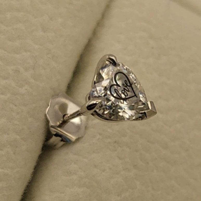 עגיל יהלום מעבדה לב עם חריטת לייזר לב Love – זהב 14 קראט צהוב/לבן/רוז גולד – עגיל ייחודי עם מסר אהוב