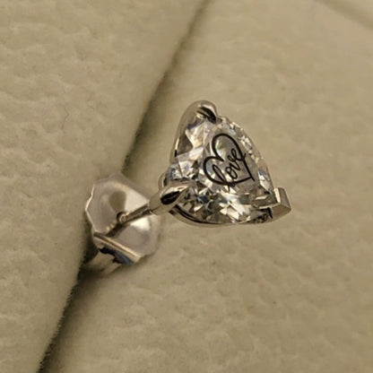 עגיל יהלום מעבדה לב עם חריטת לייזר לב Love – זהב 14 קראט צהוב/לבן/רוז גולד – עגיל ייחודי עם מסר אהוב