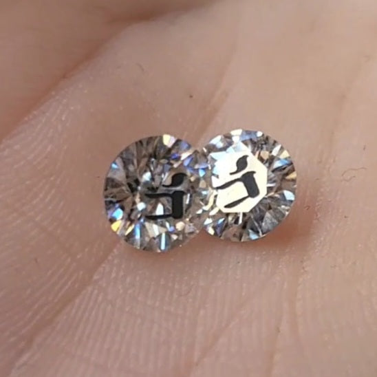 זוג עגילי אבן מוסונייט עגול עם חריטת לייזר חי - כסף 925