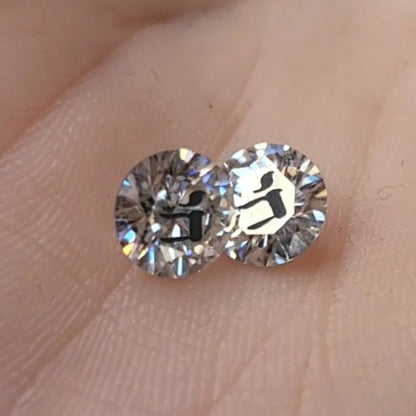 זוג עגילי אבן מוסונייט עגול עם חריטת לייזר חי - כסף 925