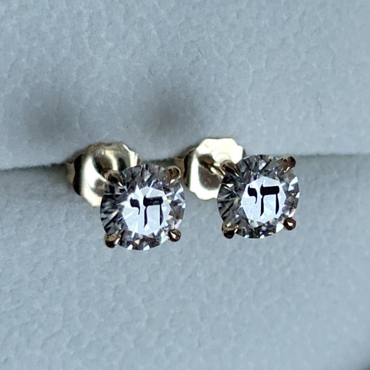 זוג עגילי אבן מוסונייט עגולים עם חריטת לייזר חי – זהב 14 קראט צהוב/לבן/רוז גולד – עגיל ייחודי עם מסר רוחני