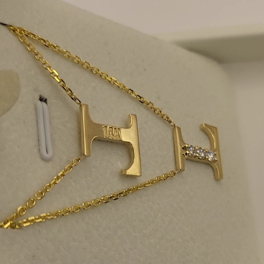 זוג שרשראות תליון אות באנגלית בשיבוץ יהלומי מעבדה זהב 14 קראט צהוב/לבן/רוז גולד