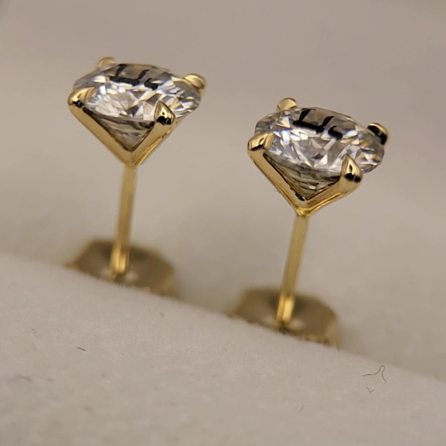 זוג עגילי אבן מוסונייט עגולים עם חריטת לייזר חי – זהב 14 קראט צהוב/לבן/רוז גולד – עגיל ייחודי עם מסר רוחני