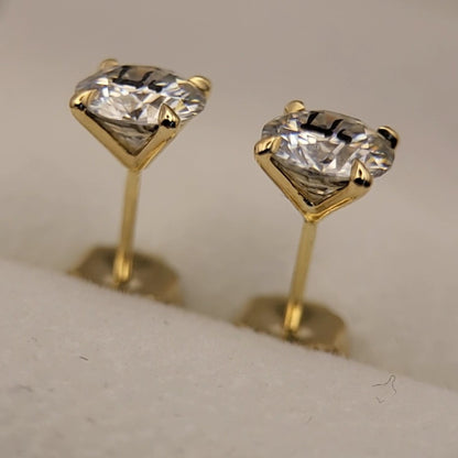 זוג עגילי אבן מוסונייט עגולים עם חריטת לייזר חי – זהב 14 קראט צהוב/לבן/רוז גולד – עגיל ייחודי עם מסר רוחני