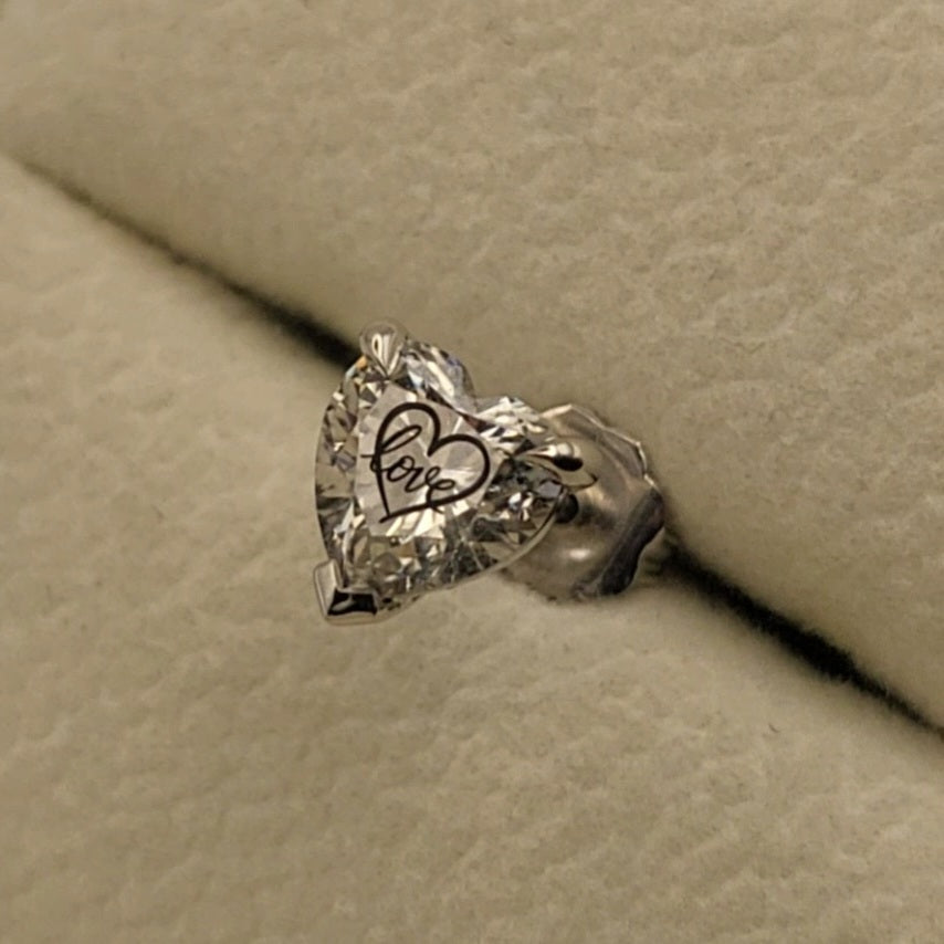 עגיל יהלום מעבדה לב עם חריטת לייזר לב Love – זהב 14 קראט צהוב/לבן/רוז גולד – עגיל ייחודי עם מסר אהוב