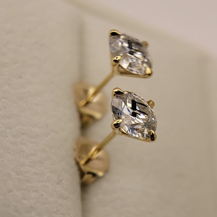 זוג עגילי אבן מוסונייט עגולים עם חריטת לייזר חי – זהב 14 קראט צהוב/לבן/רוז גולד – עגיל ייחודי עם מסר רוחני