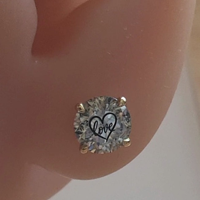 עגיל יהלום מעבדה עגול עם חריטת לייזר לב Love – זהב 14 קראט צהוב/לבן/רוז גולד