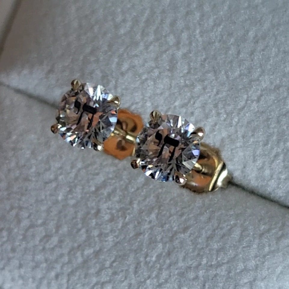 זוג עגילי אבן מוסונייט עגולים עם חריטת לייזר חי – זהב 14 קראט צהוב/לבן/רוז גולד – עגיל ייחודי עם מסר רוחני