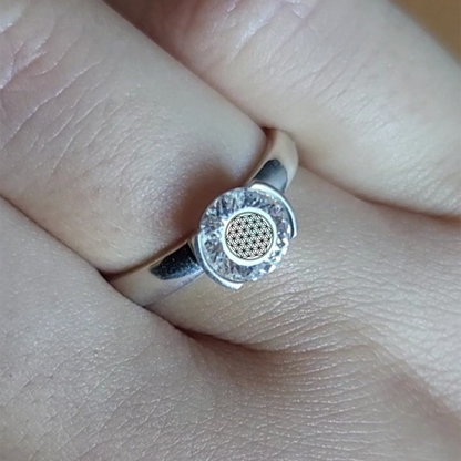 טבעת אבן מוסונייט עגול בחיתוך מיוחד עם חריטת לייזר פרח החיים שיבוץ מרחף חצי מסגרת בזל זהב 14 קראט - Russian Cut Moissanite Bezel Ring