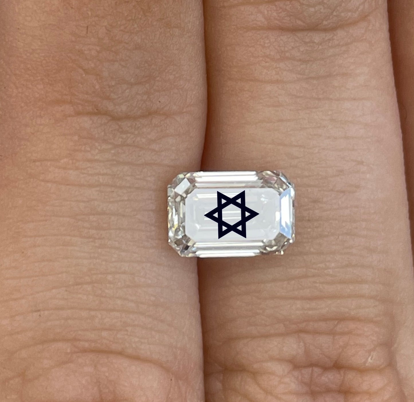 טבעת יהלום מעבדה אמרלד חריטה מגן דוד