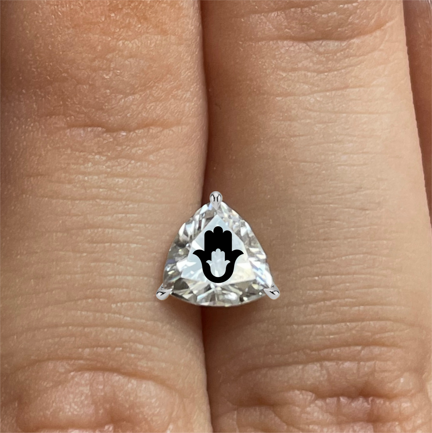 עגיל אבן מוסונייט משולש עם חריטת לייזר חמסה בחמסה – זהב 14 קראט צהוב/לבן/רוז גולד