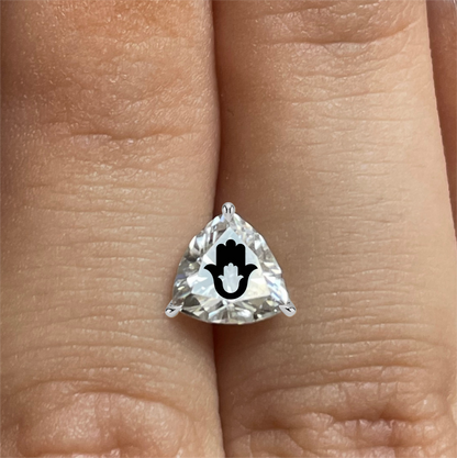 עגיל אבן מוסונייט משולש עם חריטת לייזר חמסה בחמסה – זהב 14 קראט צהוב/לבן/רוז גולד