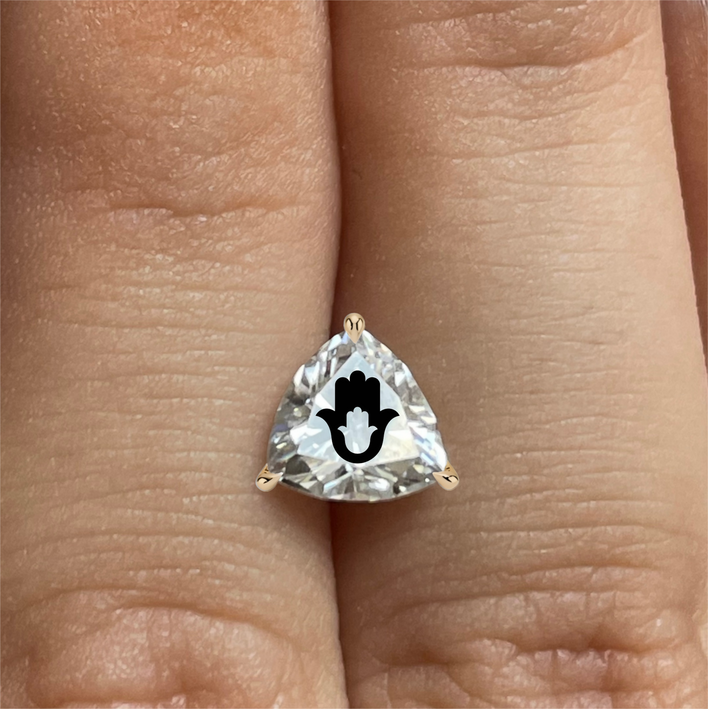 עגיל אבן מוסונייט משולש עם חריטת לייזר חמסה בחמסה – זהב 14 קראט צהוב/לבן/רוז גולד