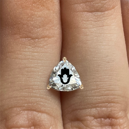 עגיל אבן מוסונייט משולש עם חריטת לייזר חמסה בחמסה – זהב 14 קראט צהוב/לבן/רוז גולד