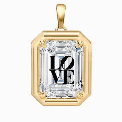 תליון יהלום מעבדה אמרלד עם חריטת לייזר LOVE - שיבוץ בזל וציפורני חתול זהב 14 קראט צהוב/לבן/רוז גולד