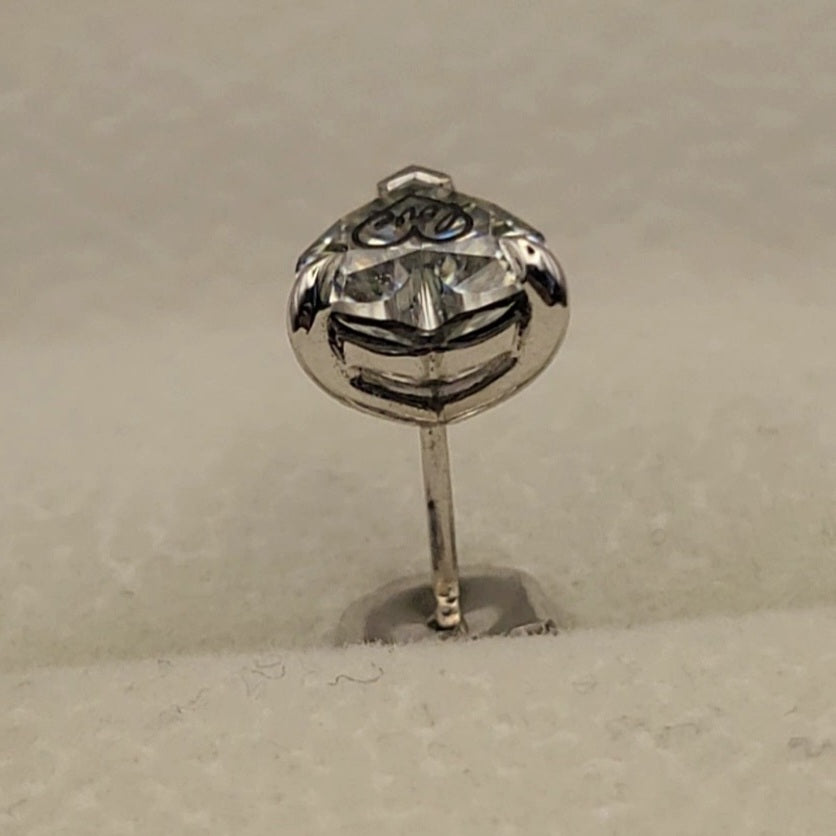 עגיל יהלום מעבדה לב עם חריטת לייזר לב Love – זהב 14 קראט צהוב/לבן/רוז גולד – עגיל ייחודי עם מסר אהוב