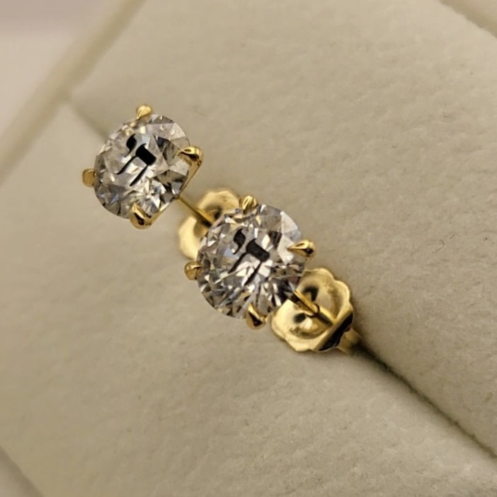 זוג עגילי אבן מוסונייט עגולים עם חריטת לייזר חי – זהב 14 קראט צהוב/לבן/רוז גולד – עגיל ייחודי עם מסר רוחני