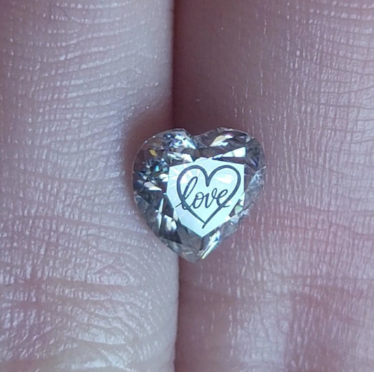 אבן מוסונייט לב עם חריטת לייזר לב Love – אבן ייחודית מתנה ליום האהבה