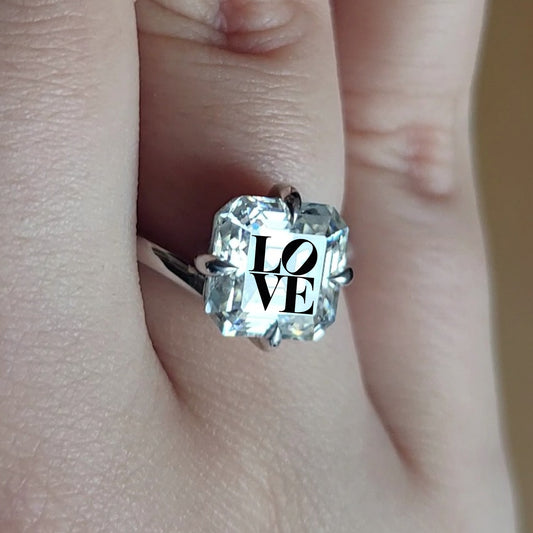 טבעת טוויסט אבן מוסונייט אשר עם חריטת לייזר LOVE - כסף 925