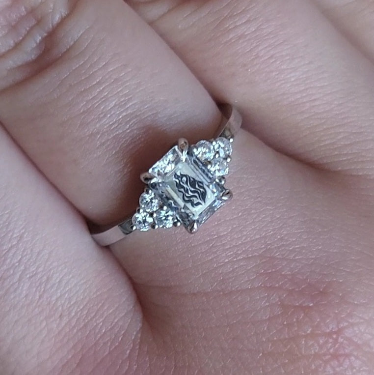 טבעת יהלום מעבדה אמרלד חריטה שמע ישראל ויהלומים בצדדים - זהב 14 קראט צהוב/לבן/רוז גולד