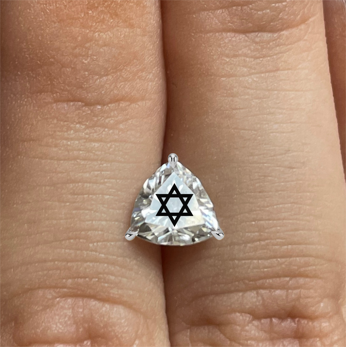 עגיל אבן מוסונייט משולש עם חריטת לייזר מגן דוד – זהב 14 קראט צהוב/לבן/רוז גולד