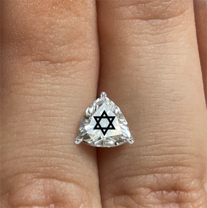 עגיל אבן מוסונייט משולש עם חריטת לייזר מגן דוד – זהב 14 קראט צהוב/לבן/רוז גולד