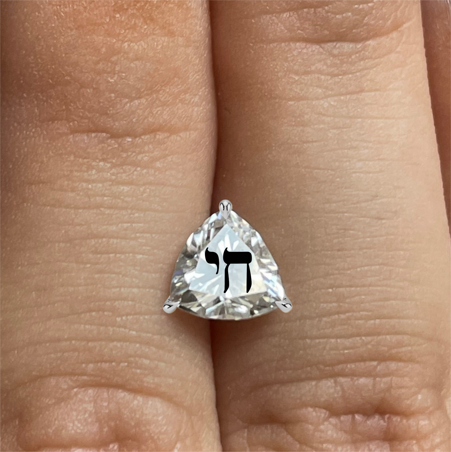 עגיל אבן מוסונייט משולש עם חריטת לייזר חי – זהב 14 קראט צהוב/לבן/רוז גולד