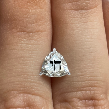 עגיל אבן מוסונייט משולש עם חריטת לייזר חי – זהב 14 קראט צהוב/לבן/רוז גולד