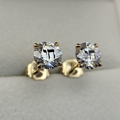 זוג עגילי אבן מוסונייט עגולים עם חריטת לייזר חי – זהב 14 קראט צהוב/לבן/רוז גולד – עגיל ייחודי עם מסר רוחני