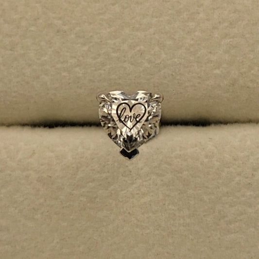 עגיל אבן מוסונייט לב עם חריטת לייזר לב Love – כסף 925 – עגיל ייחודי עם מסר אהוב