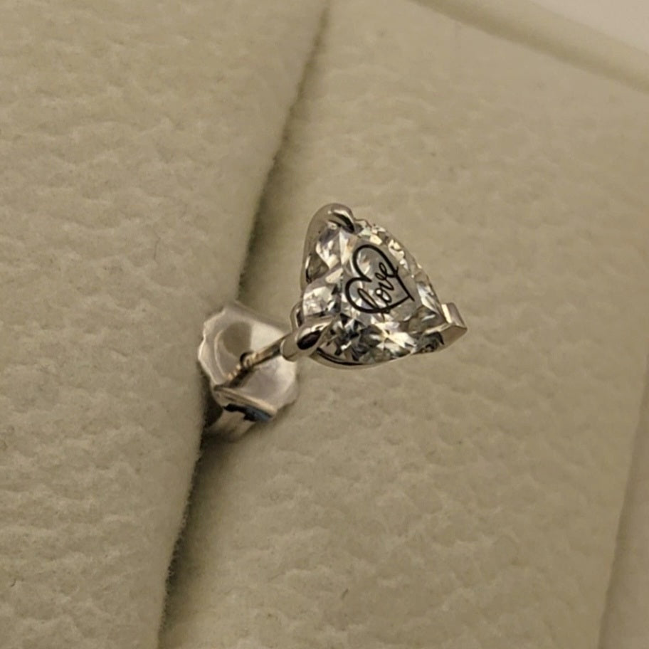 עגיל יהלום מעבדה לב עם חריטת לייזר לב Love – זהב 14 קראט צהוב/לבן/רוז גולד – עגיל ייחודי עם מסר אהוב