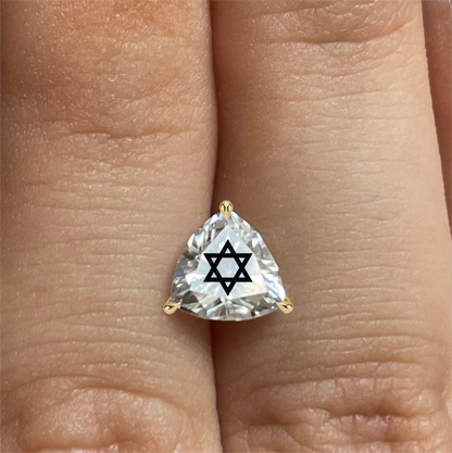 עגיל אבן מוסונייט משולש עם חריטת לייזר מגן דוד – זהב 14 קראט צהוב/לבן/רוז גולד