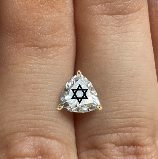 עגיל אבן מוסונייט משולש עם חריטת לייזר מגן דוד – זהב 14 קראט צהוב/לבן/רוז גולד
