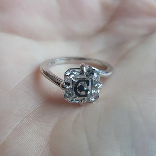 טבעת טוויסט אבן מוסונייט אשר חריטת לייזר לוגו בעיצוב אישי - כסף 925