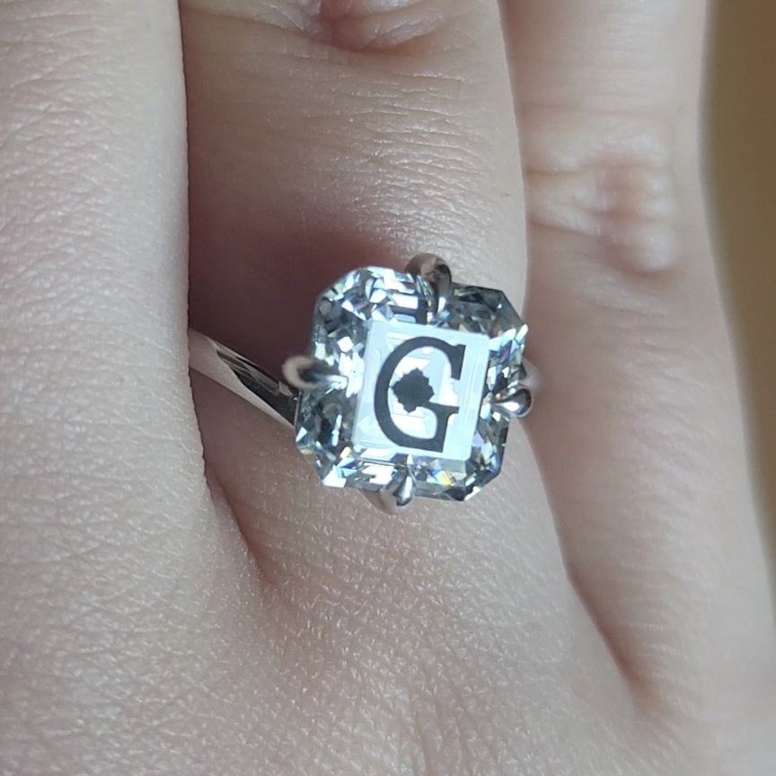 טבעת טוויסט אבן מוסונייט אשר חריטת לייזר לוגו בעיצוב אישי - כסף 925