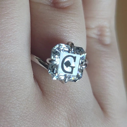 טבעת טוויסט אבן מוסונייט אשר חריטת לייזר לוגו בעיצוב אישי - כסף 925